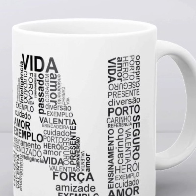 Caneca branca com palavras em português em tipografia preta