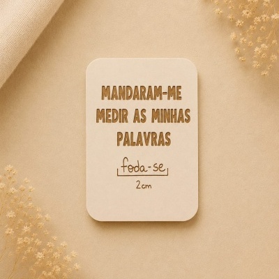 Placa decorativa bege com texto recortado a laser e ramos secos em fundo bege.