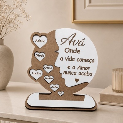 Objeto decorativo em MDF com nomes em corações e texto sentimental para avó