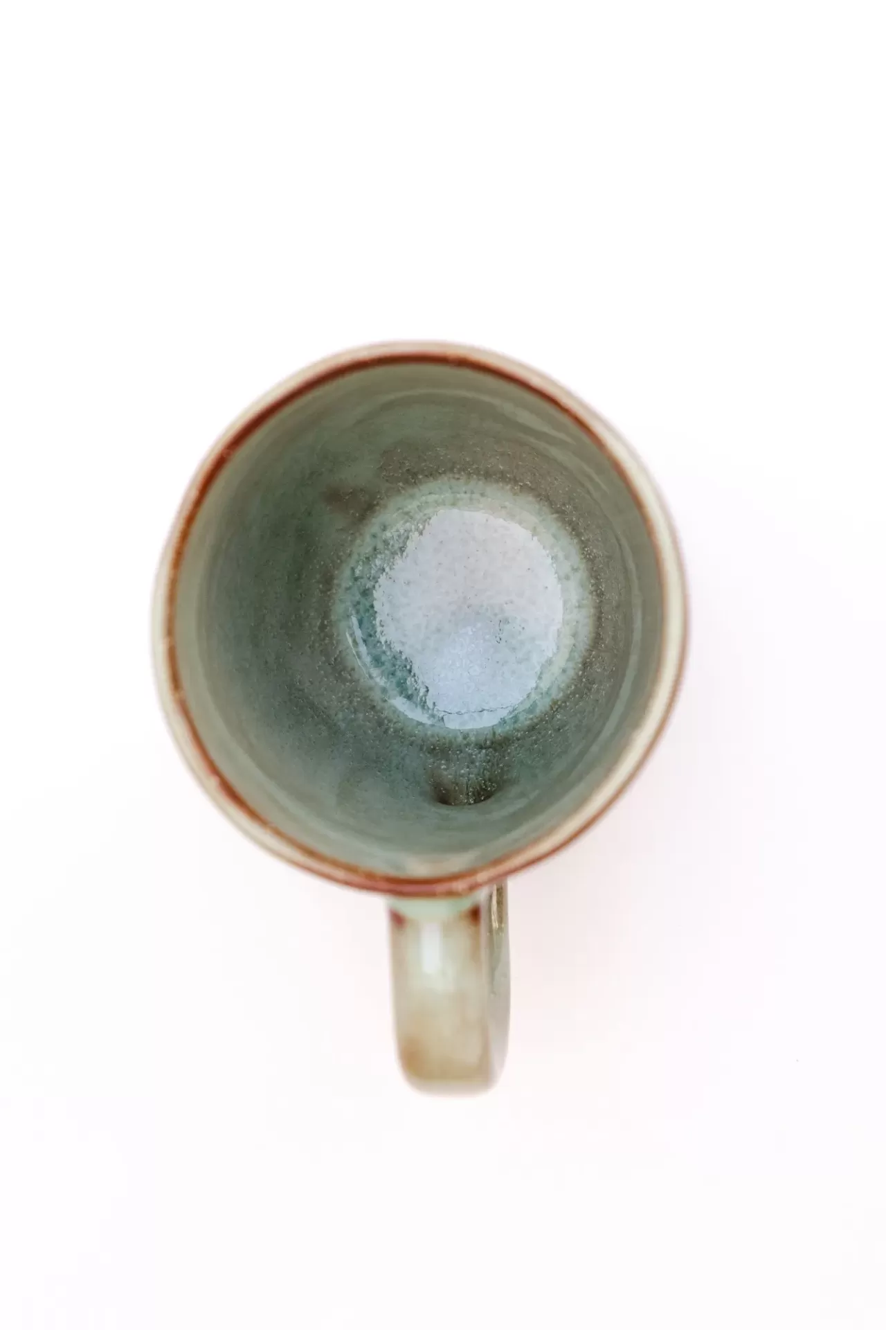 Caneca de cerâmica vista de cima com interior verde e azul