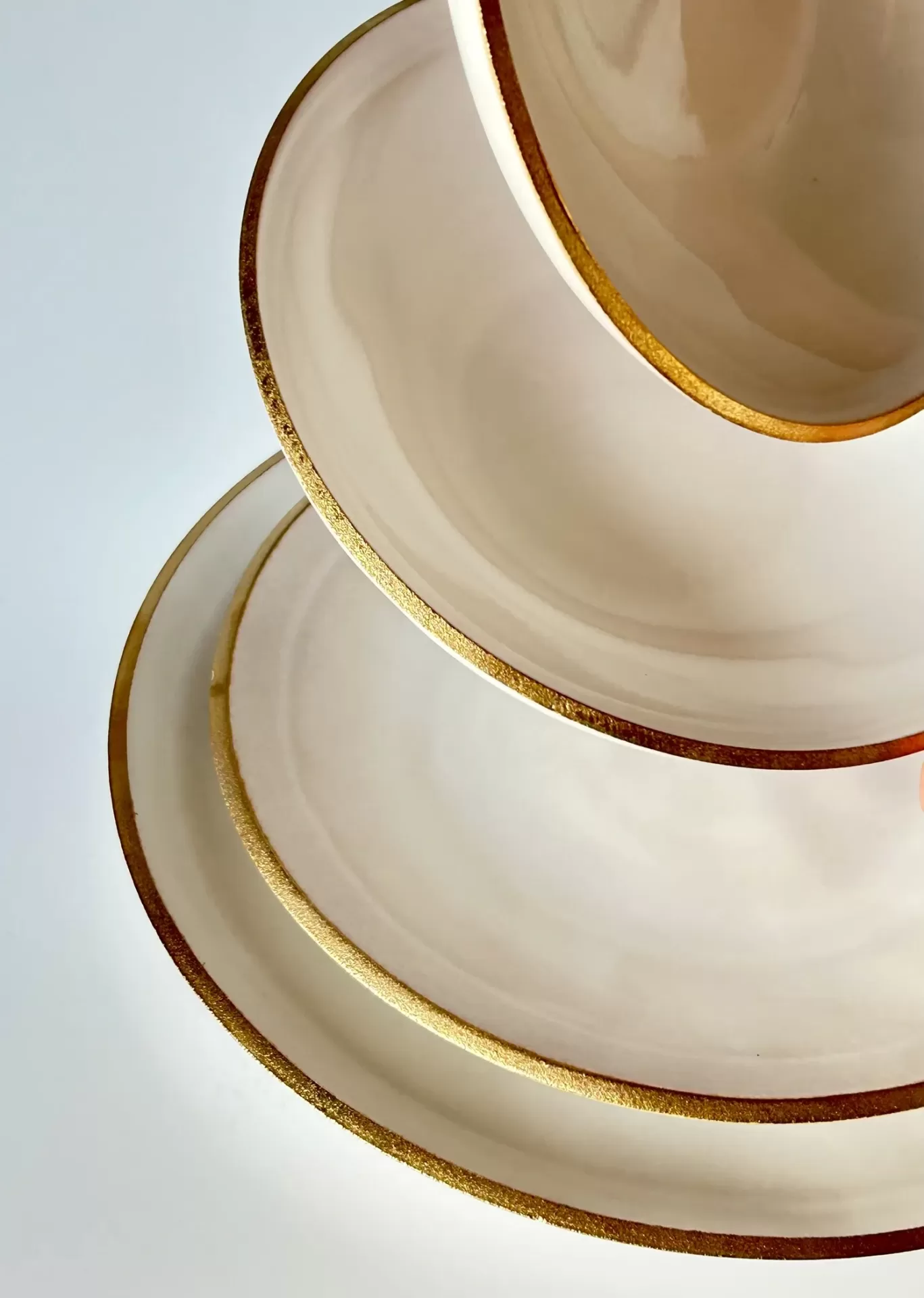 Conjunto de pratos brancos com borda dourada