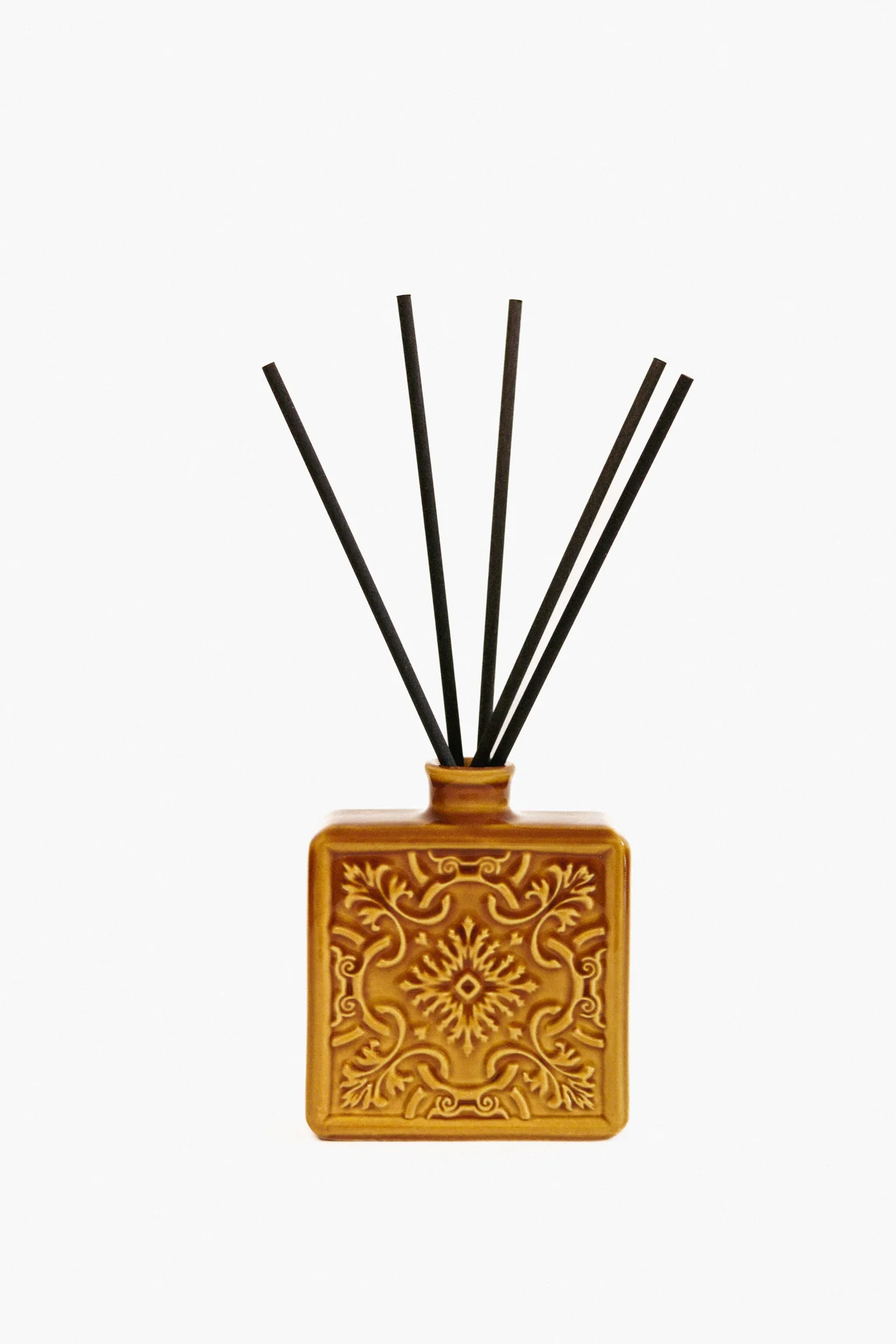 Difusor de ambiente com recipiente de cerâmica castanha decorado e varetas pretas