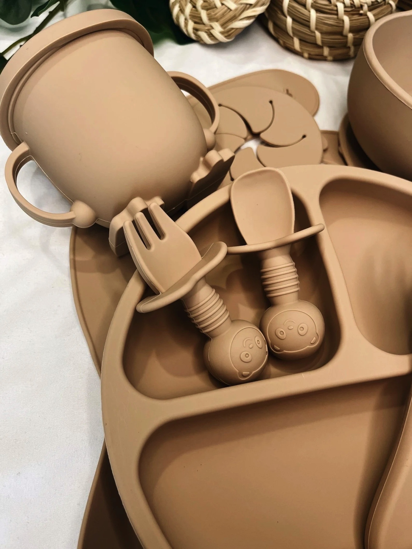 Conjunto de alimentação infantil em silicone cor bege com copo, talheres, prato e tapete