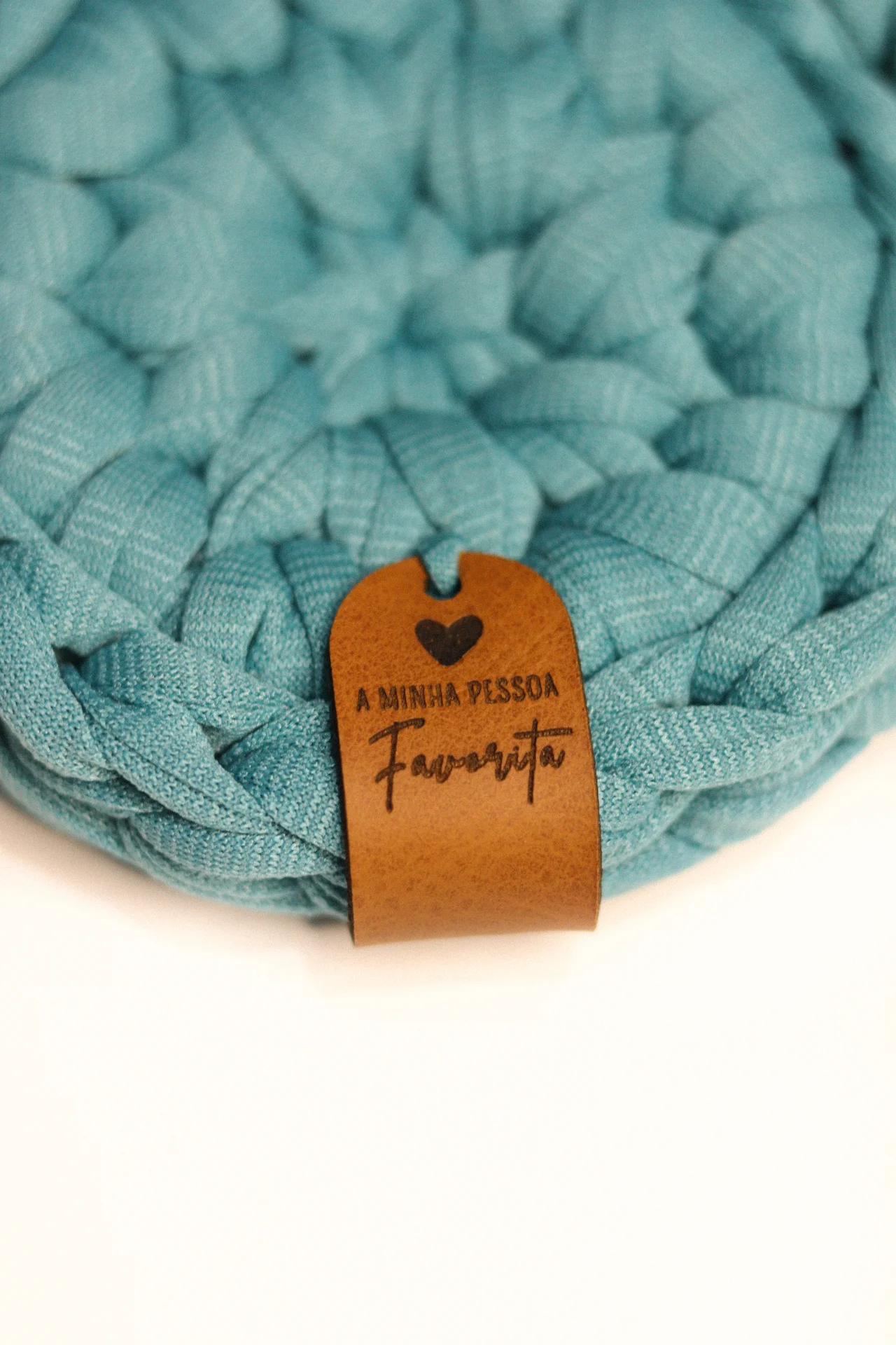 Tapete redondo azul claro com etiqueta de pele castanha A MINHA PESSOA Favorita.