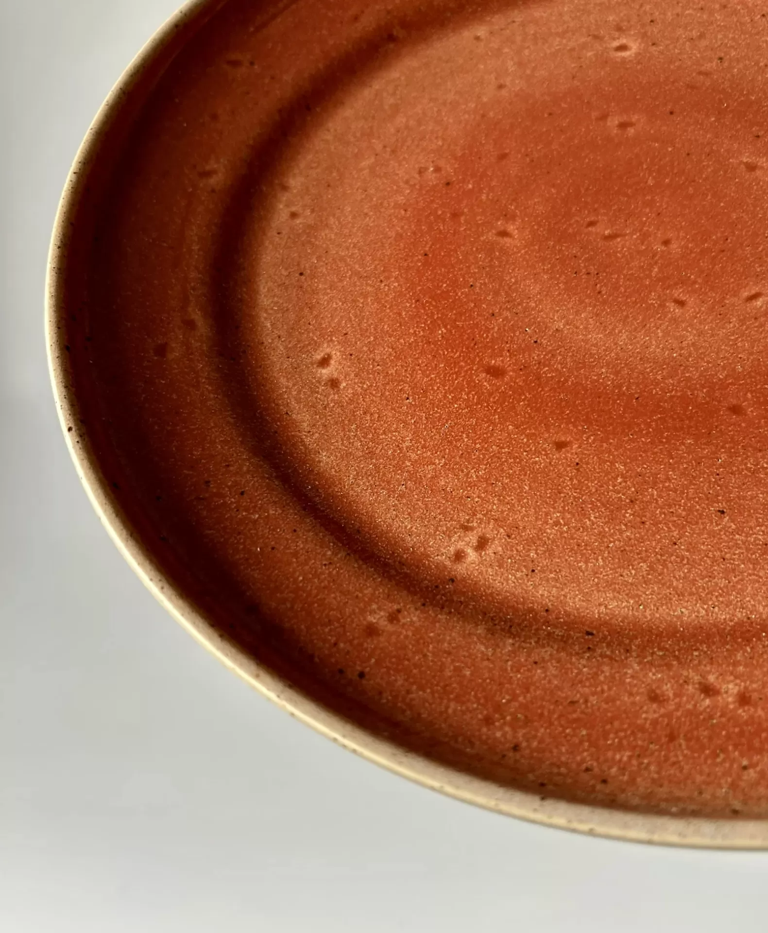 Prato redondo cerâmica terracota com borda bege