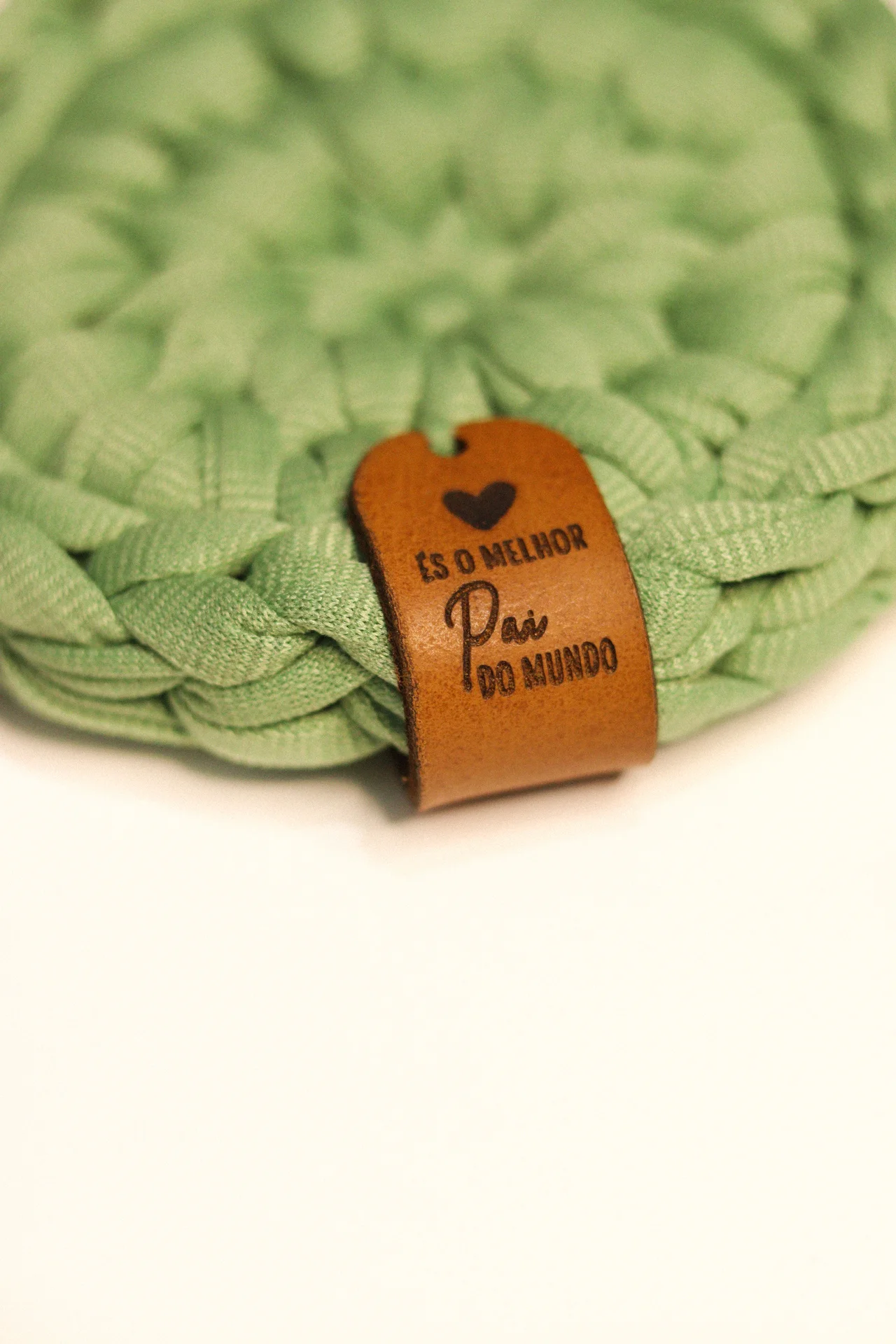 Tapete tricotado verde claro com etiqueta de couro com texto de agradecimento para pai