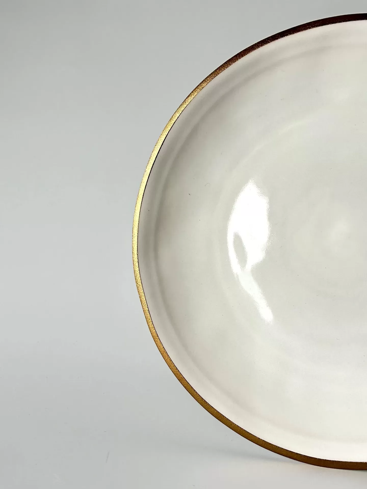 Prato branco de cerâmica com rebordo dourado