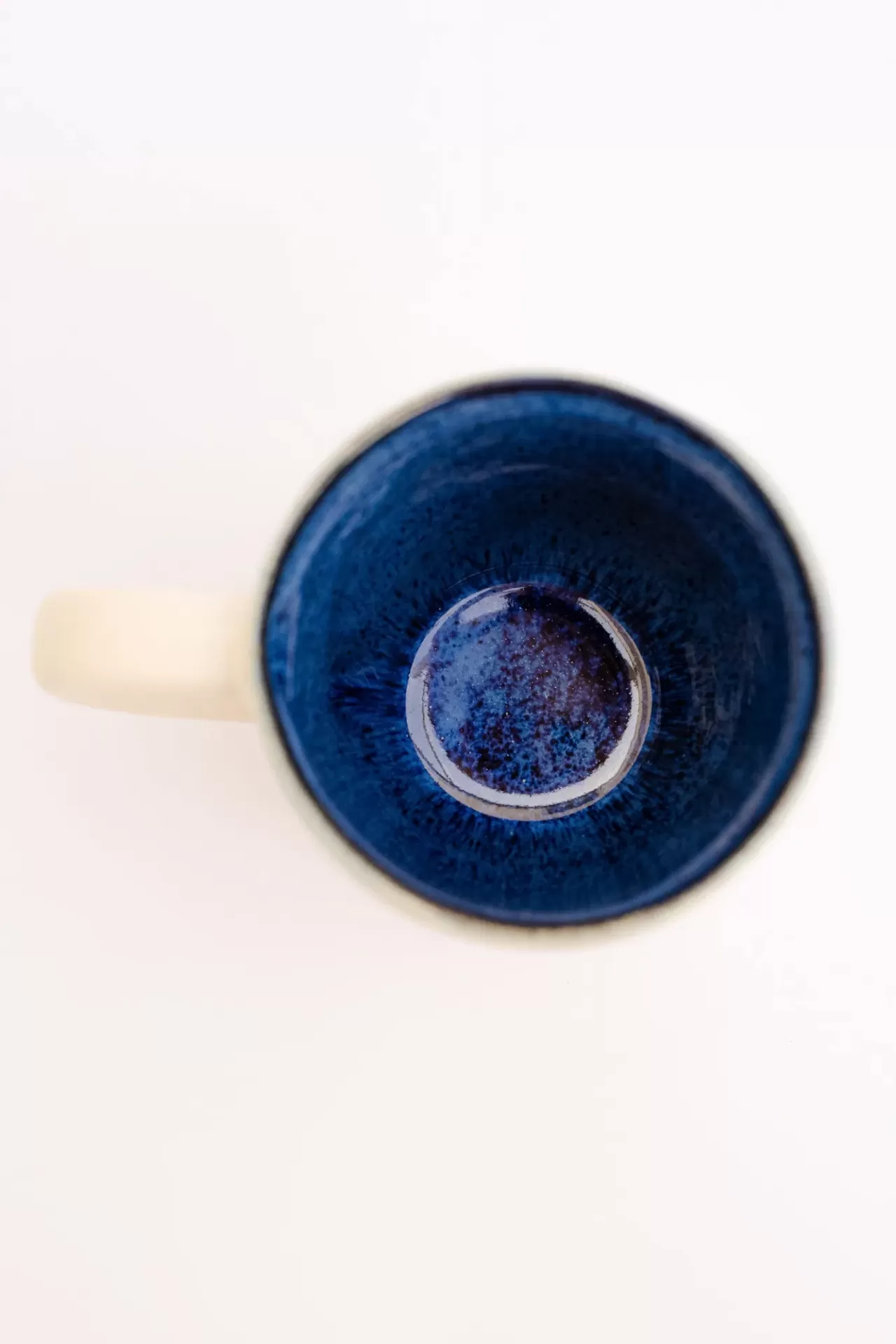 Caneca azul escura e creme vista de cima