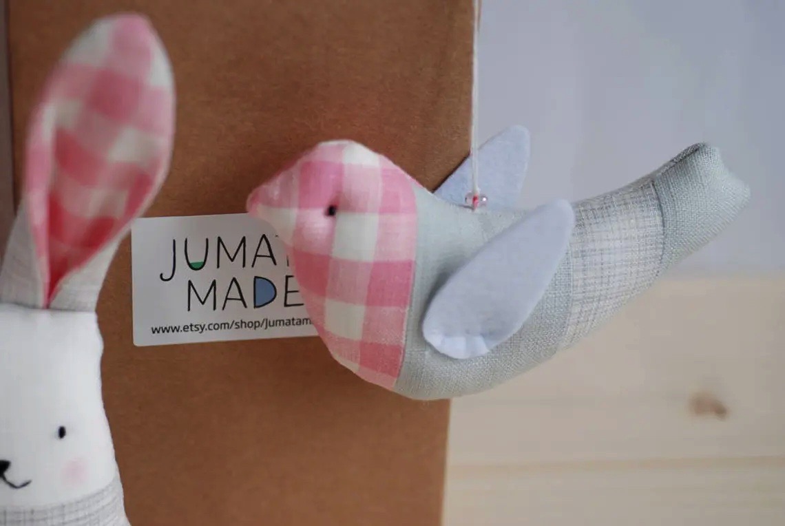 Pássaro de tecido feito à mão rosa e cinzento com etiqueta JUMAT MADE