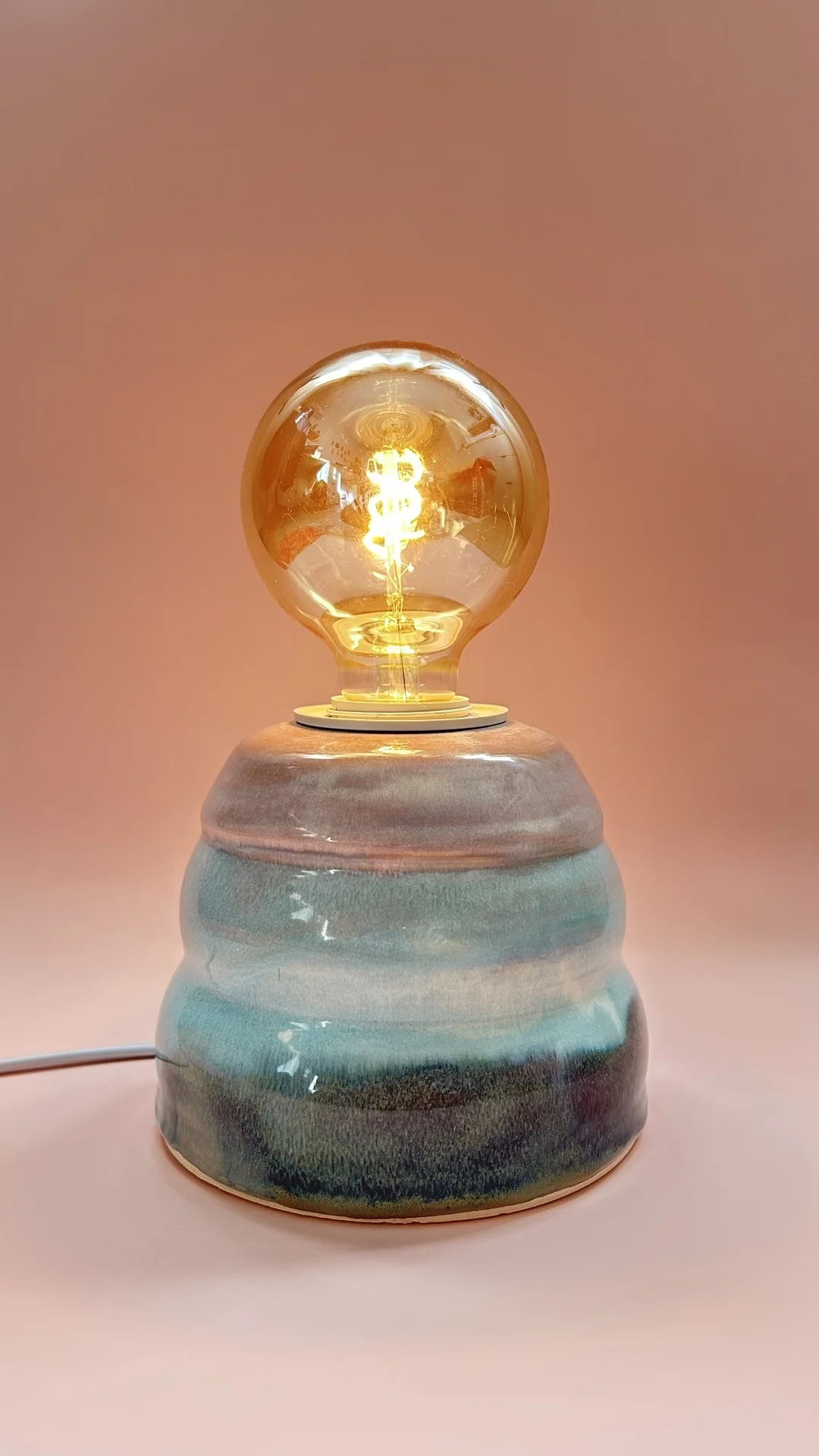 Abajur cerâmico azul e lâmpada filamento LED