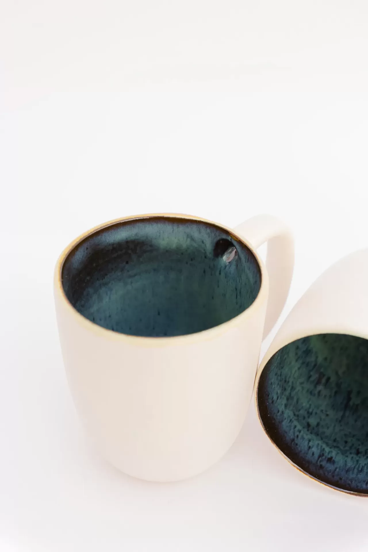 Caneca de cerâmica branca com interior azul escuro