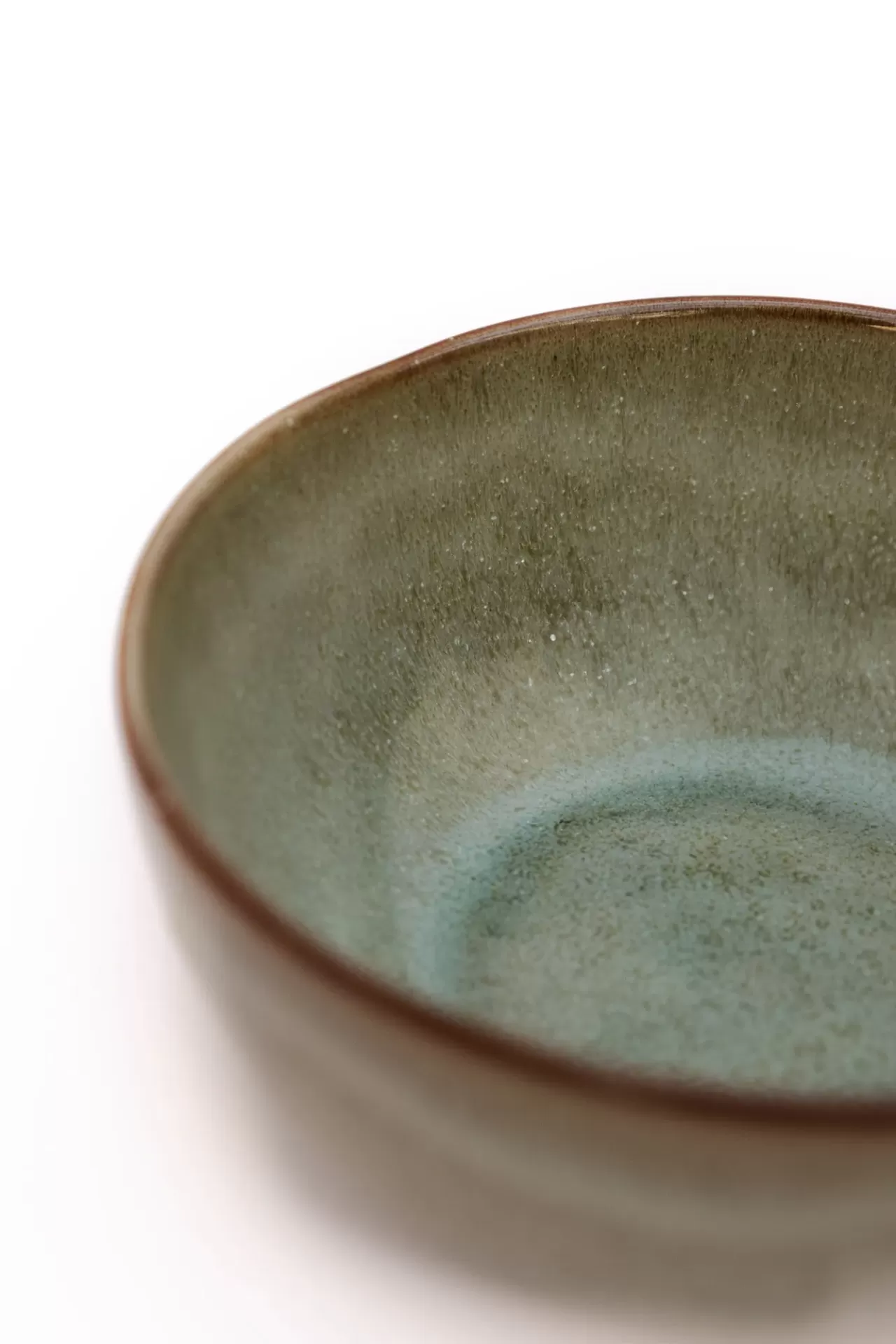 Taça redonda de cerâmica verde com borda castanha