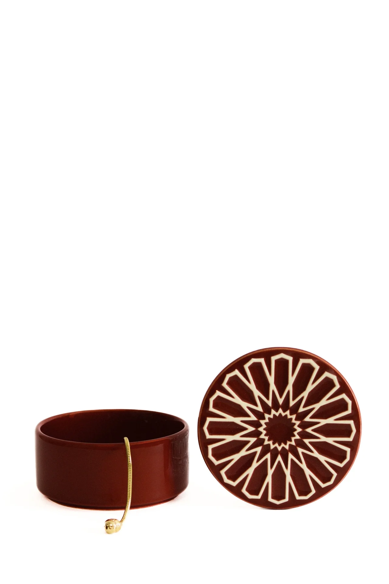 Caixa castanha redonda com tampa decorada geométrica creme e corrente dourada no interior