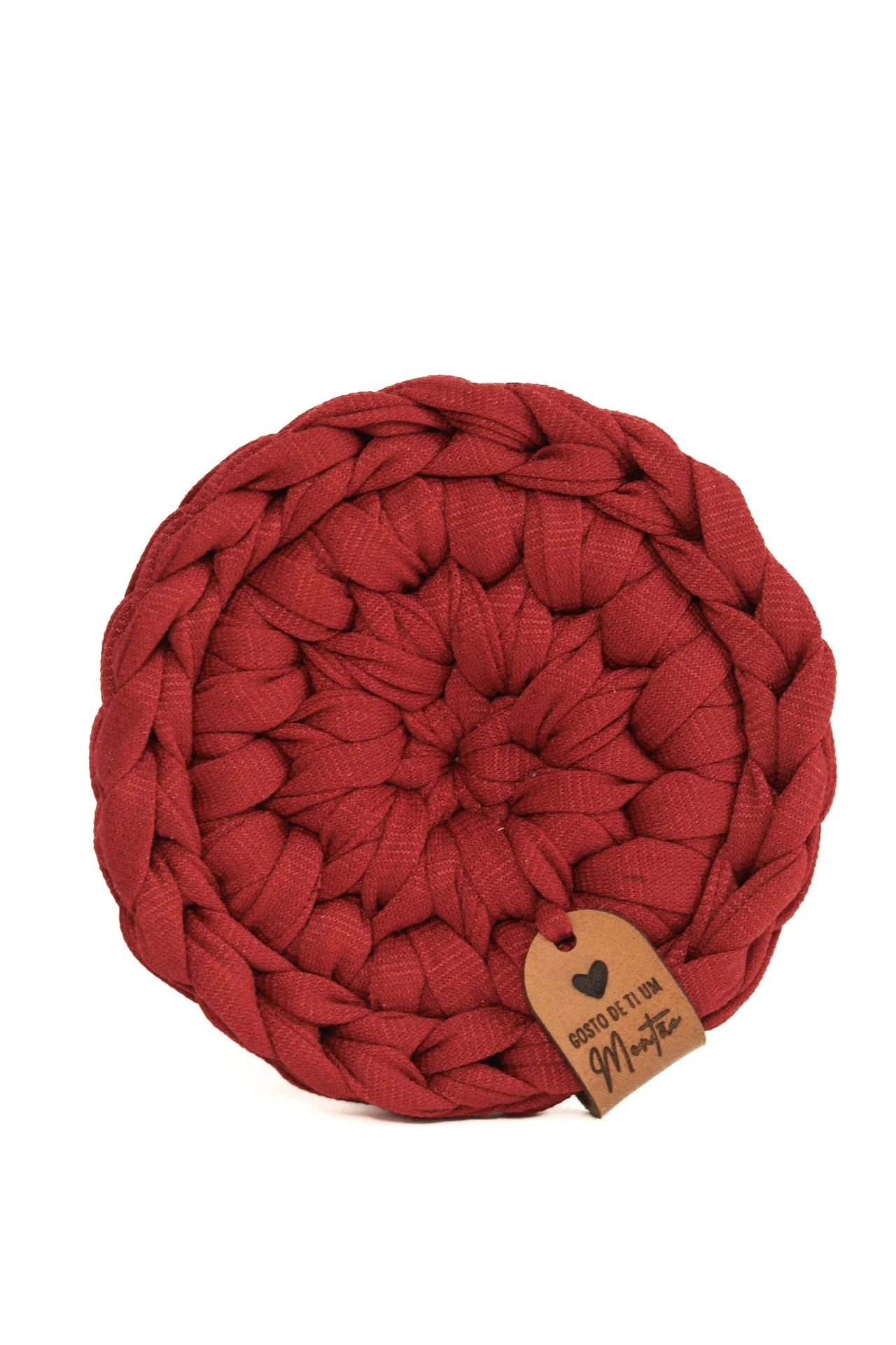 Suporte redondo vermelho em tecido trançado com etiqueta