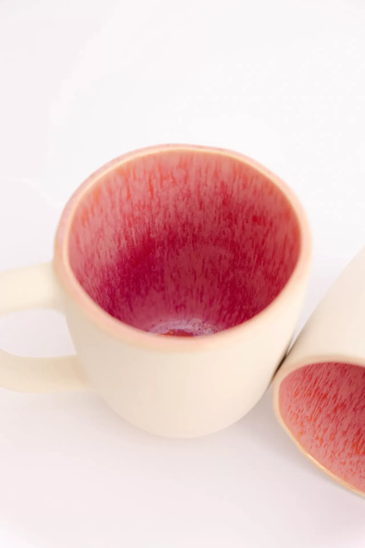 Caneca de cerâmica creme com interior vermelho texturizado