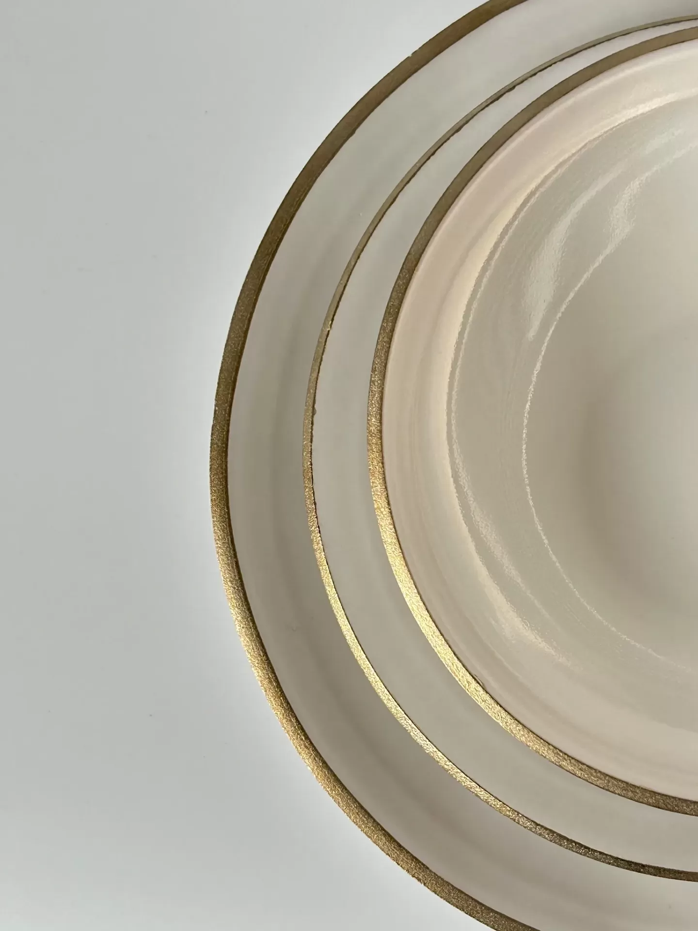 Conjunto de três pratos brancos com bordos dourados