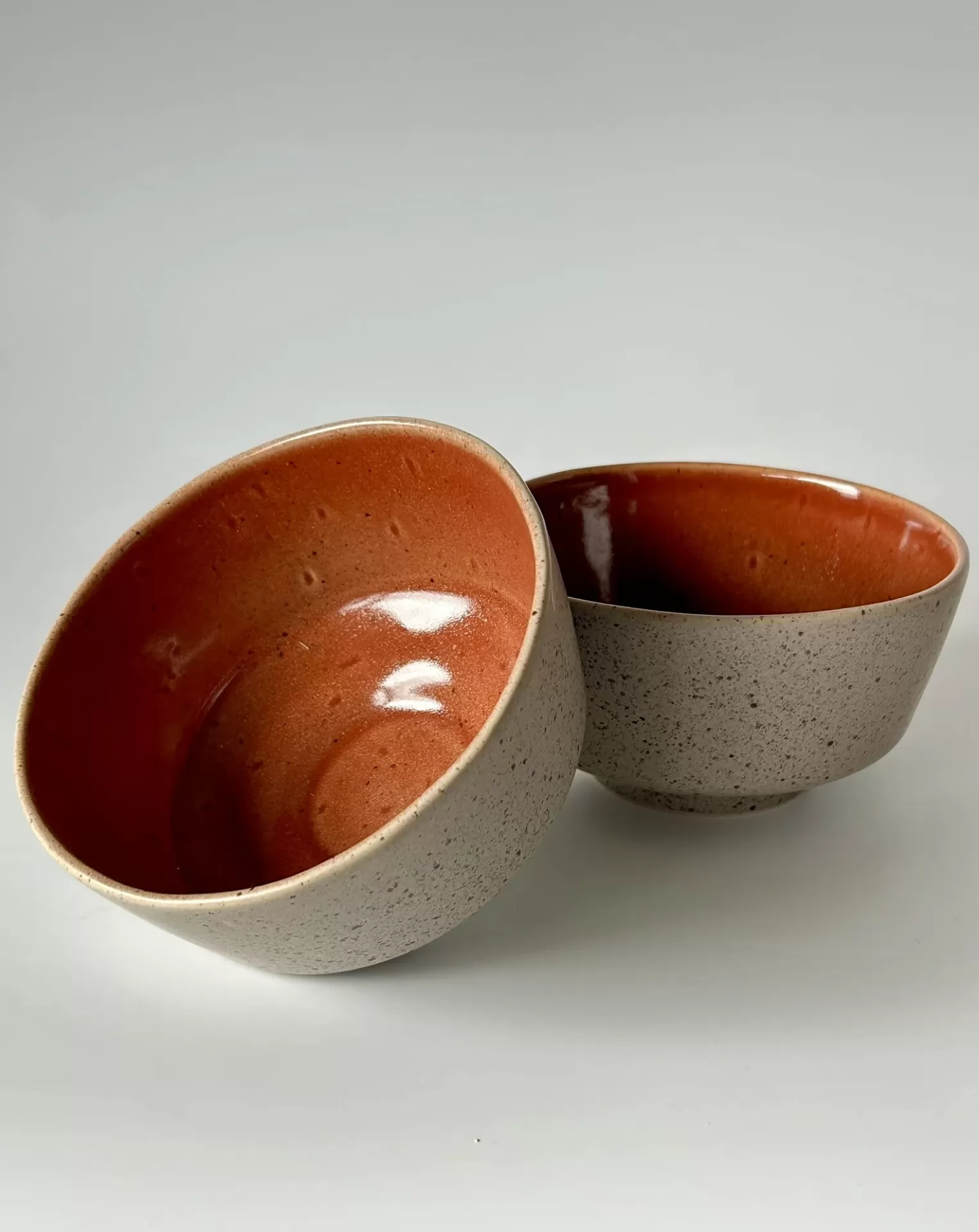 Duas tigelas cerâmicas cinzentas com interior castanho avermelhado