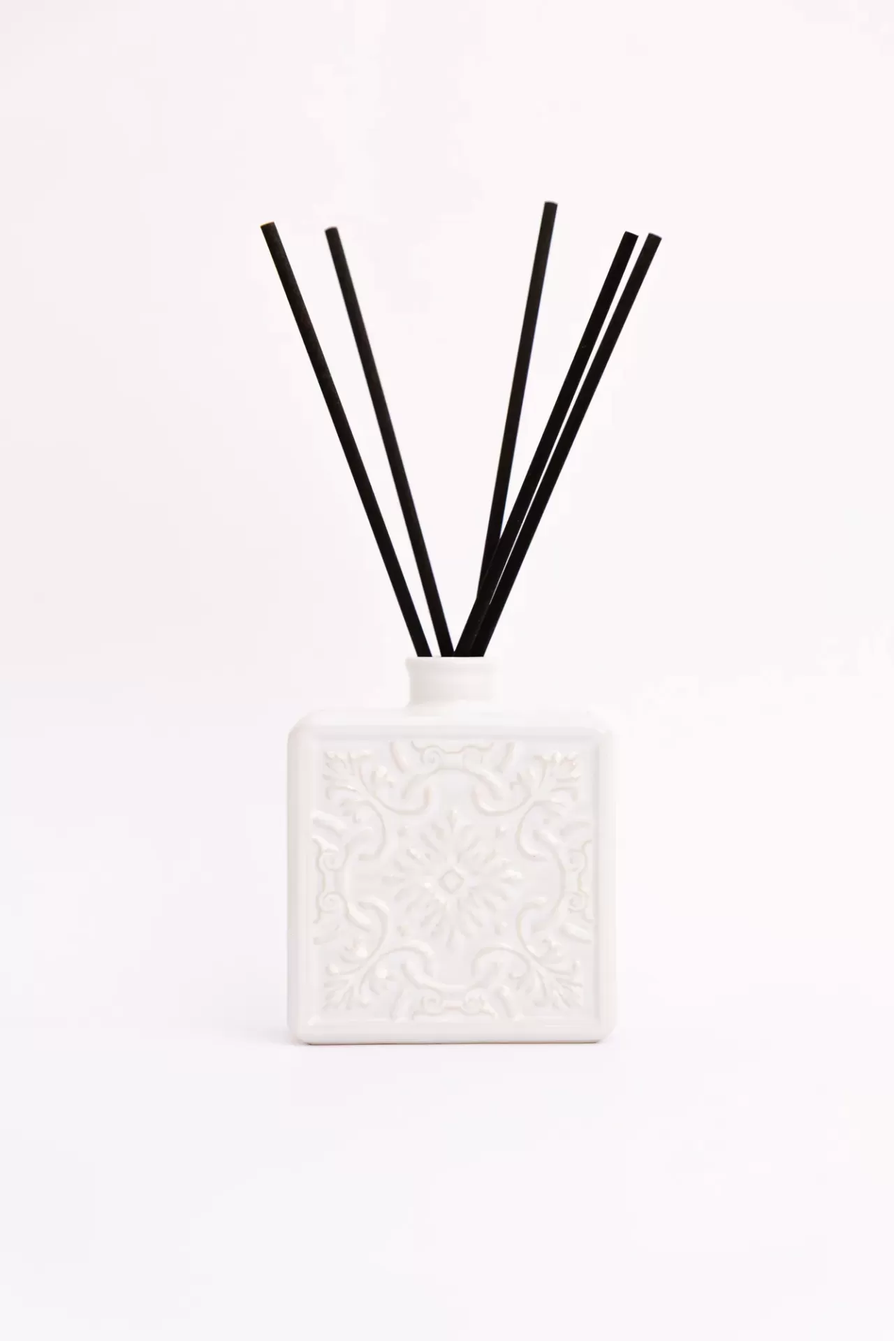 Difusor de aromas branco com varetas pretas