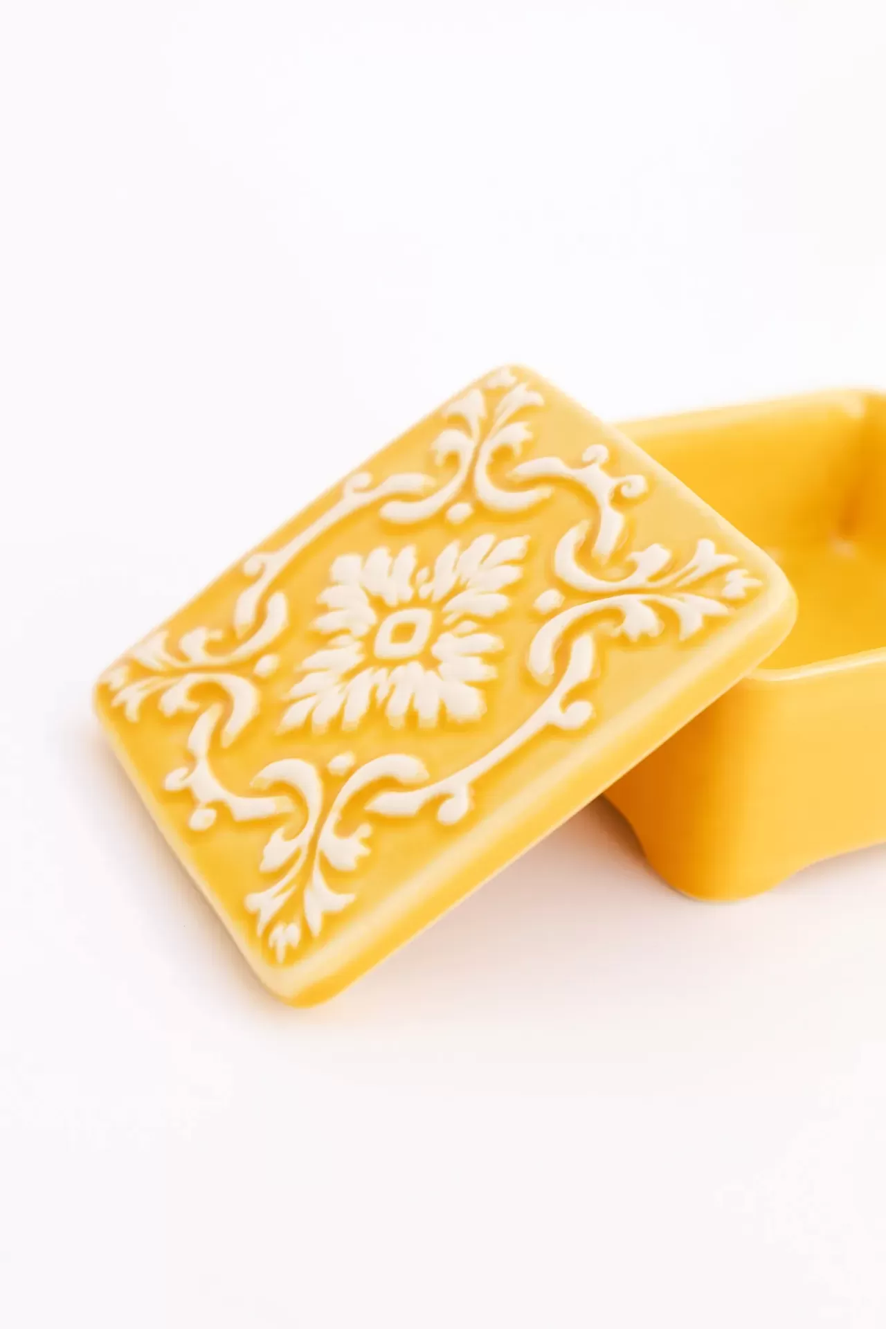 Caixa cerâmica amarela com tampa decorada em relevo branco