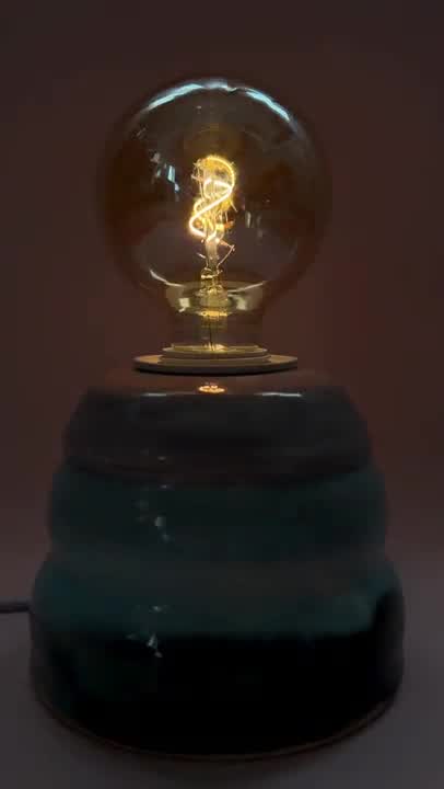 Lâmpada de filamento espiral em base cerâmica azul escura