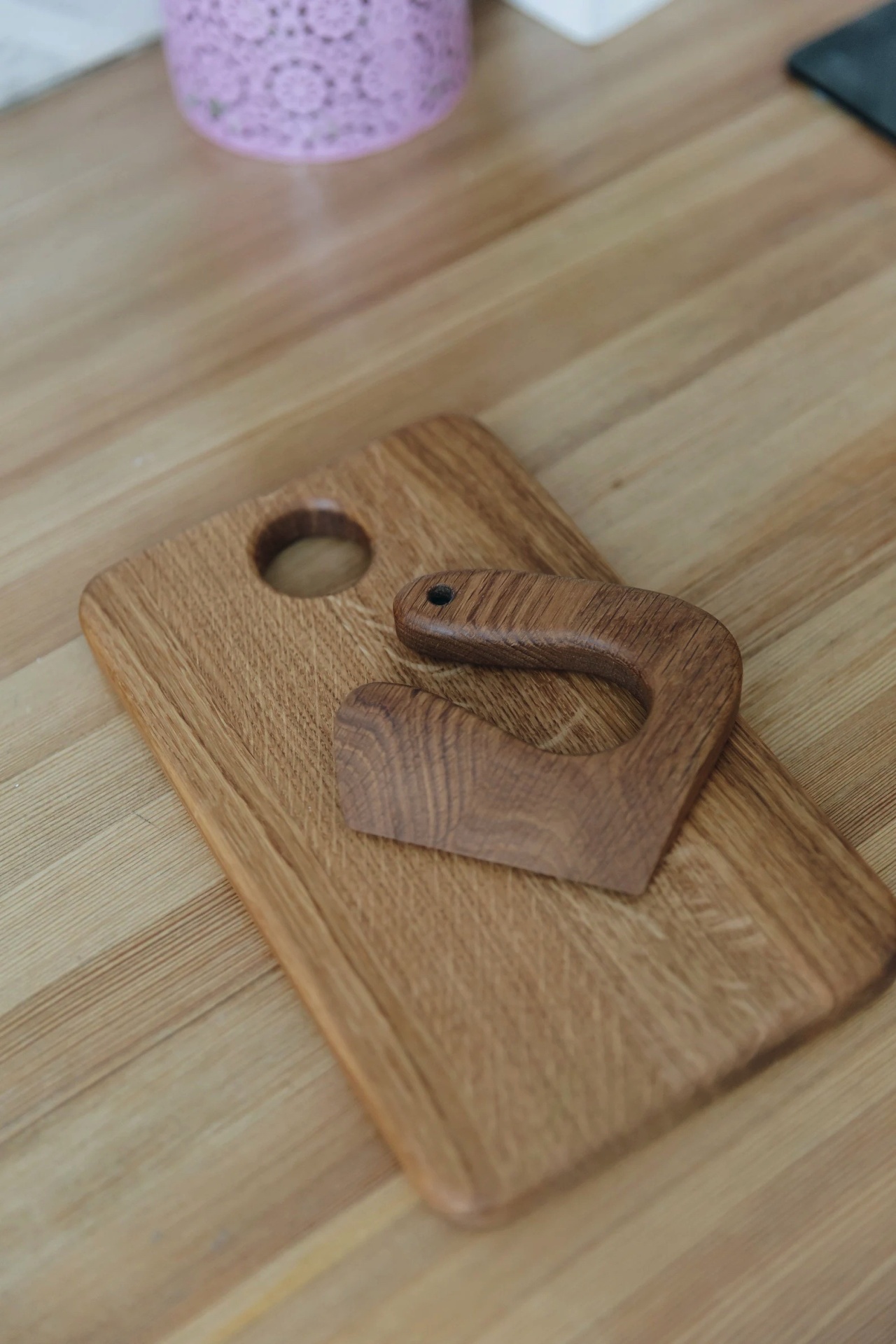 Tábua de cortar de madeira com gancho de madeira em cima