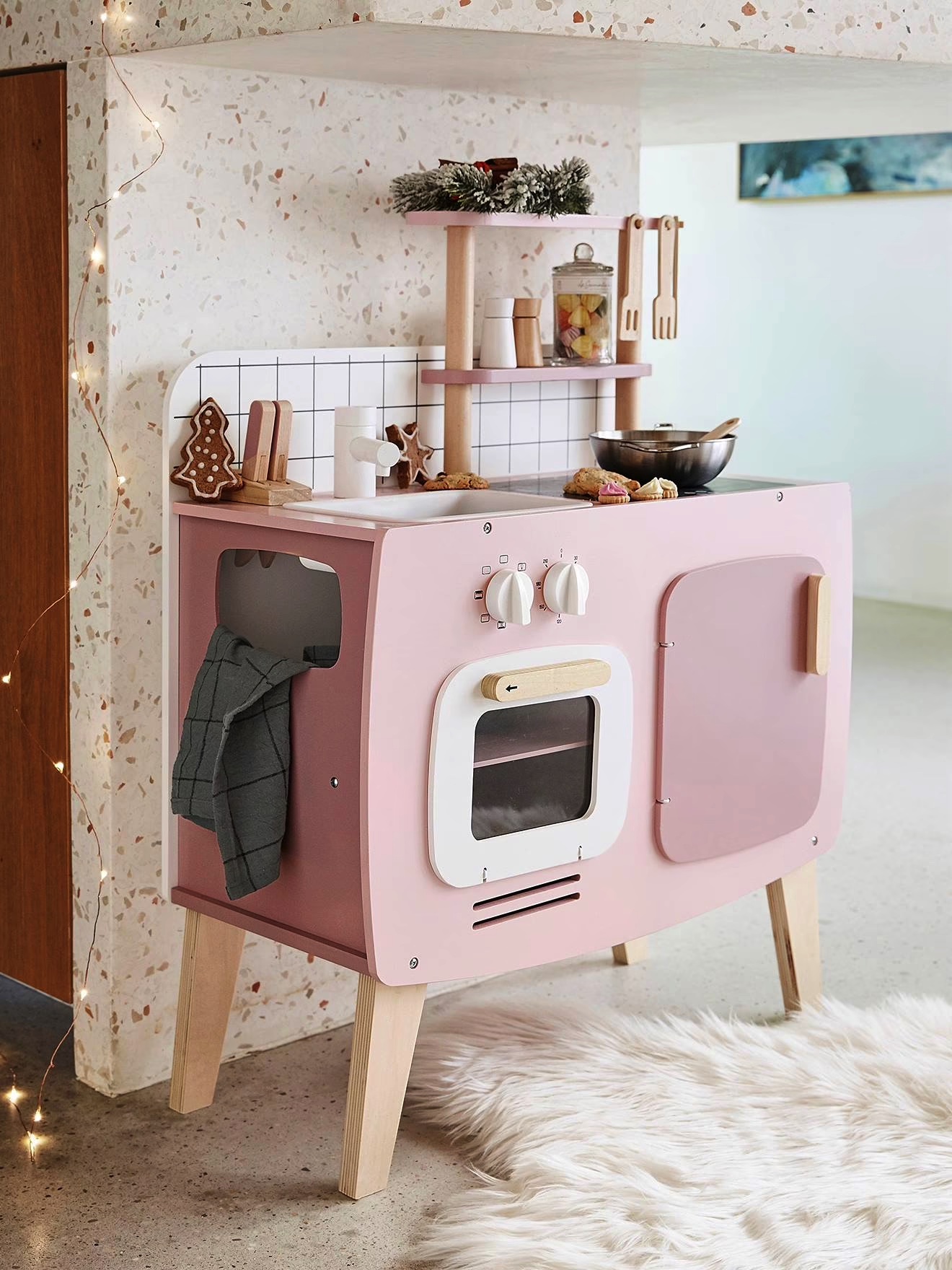 Cozinha de brincar infantil de madeira rosa com forno, prateleiras e utensílios