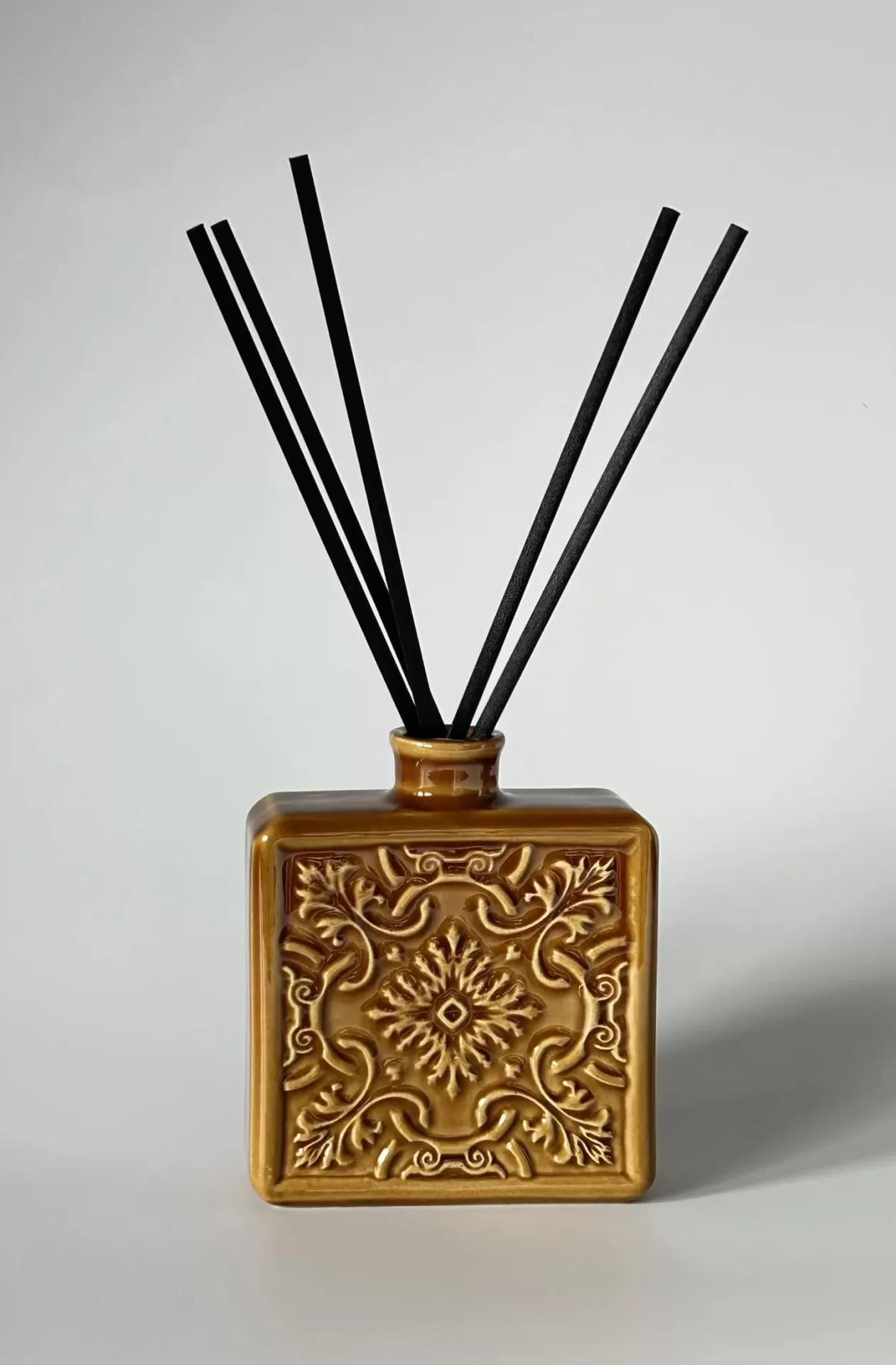 Difusor decorativo castanho com varetas pretas