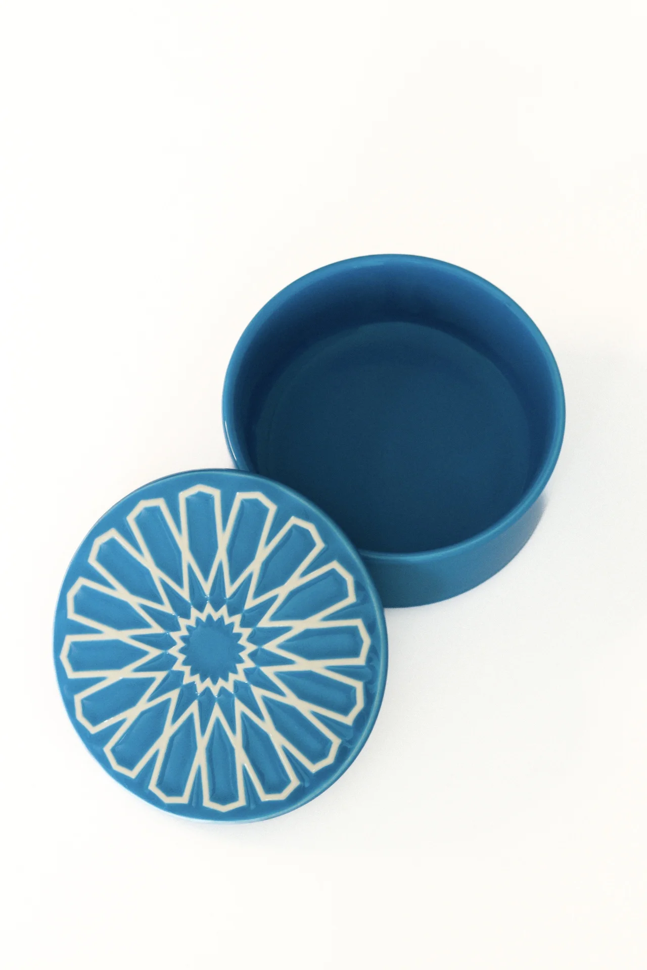 Caixa redonda em cerâmica azul com tampa decorada em padrão geométrico
