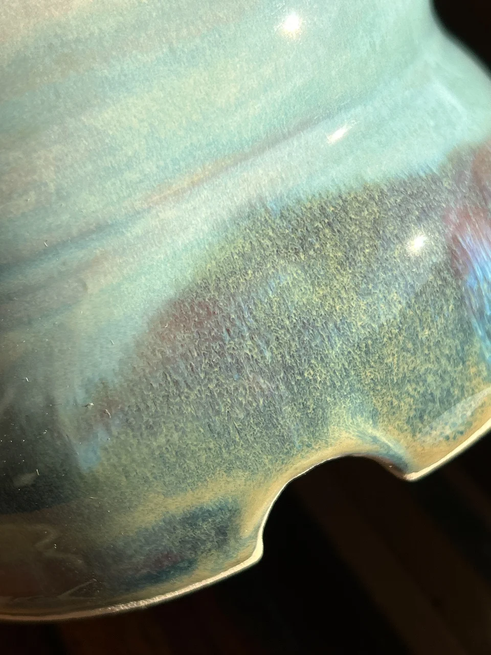 Objeto cerâmico azul e verde com acabamento vidrado e borda ondulada