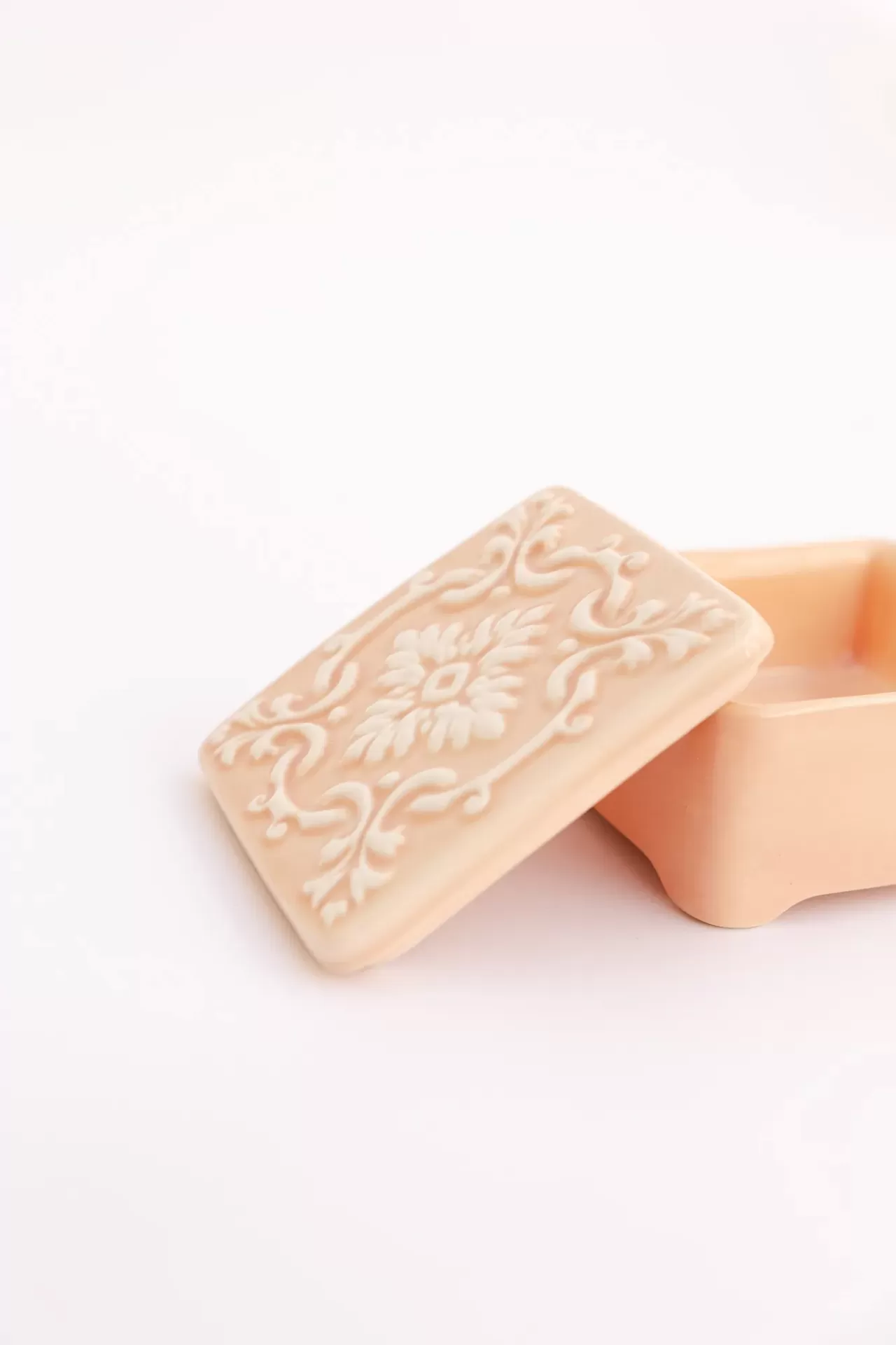 Caixa decorativa creme com tampa em relevo