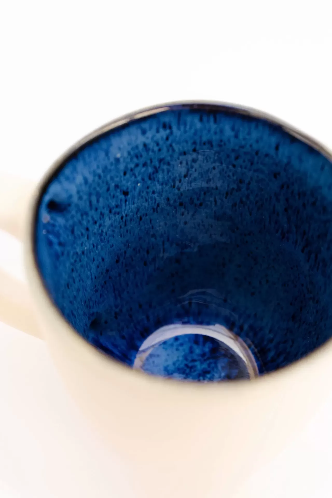 Interior de taça azul escura com textura