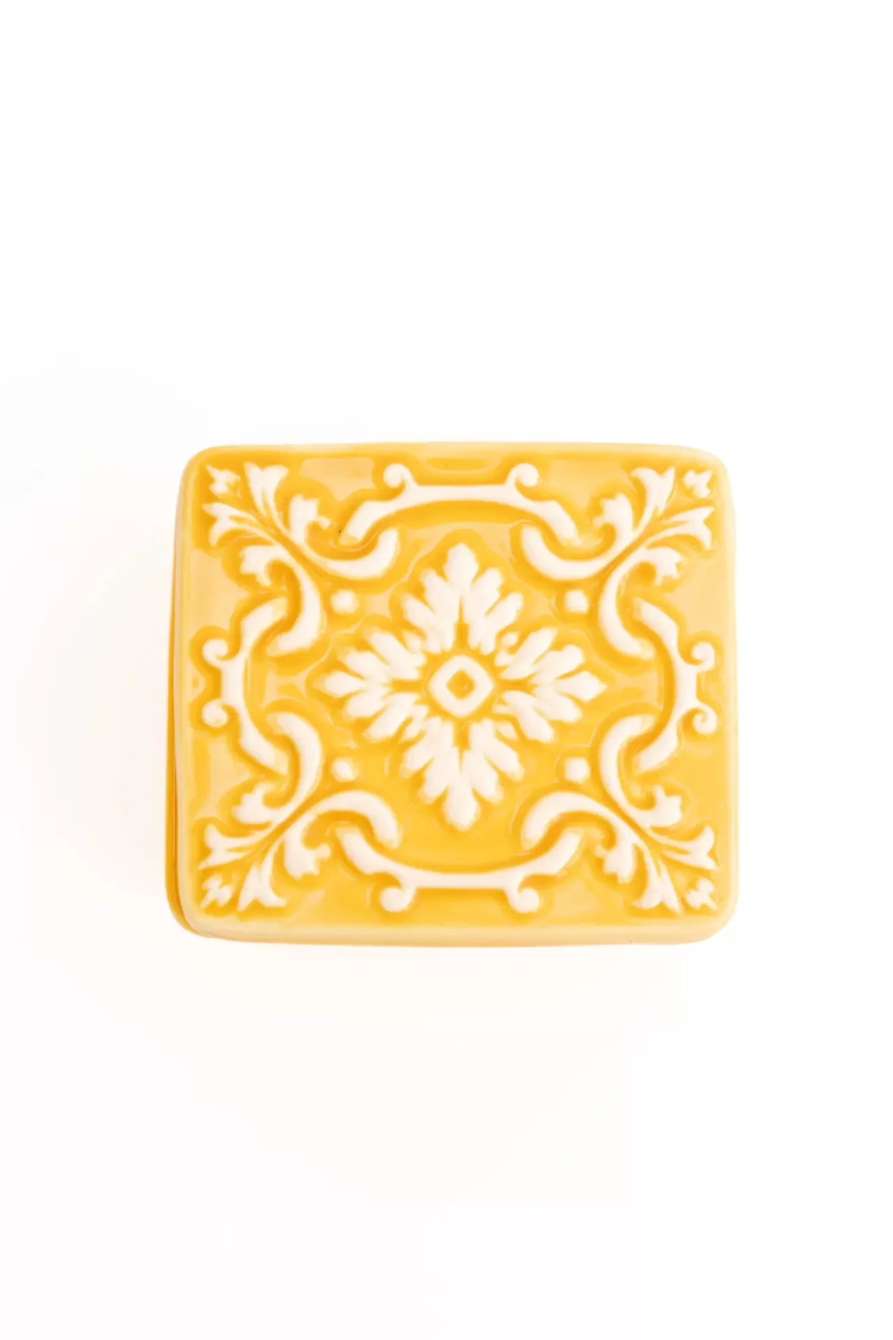 Sabonete quadrado amarelo com padrão branco floral em relevo