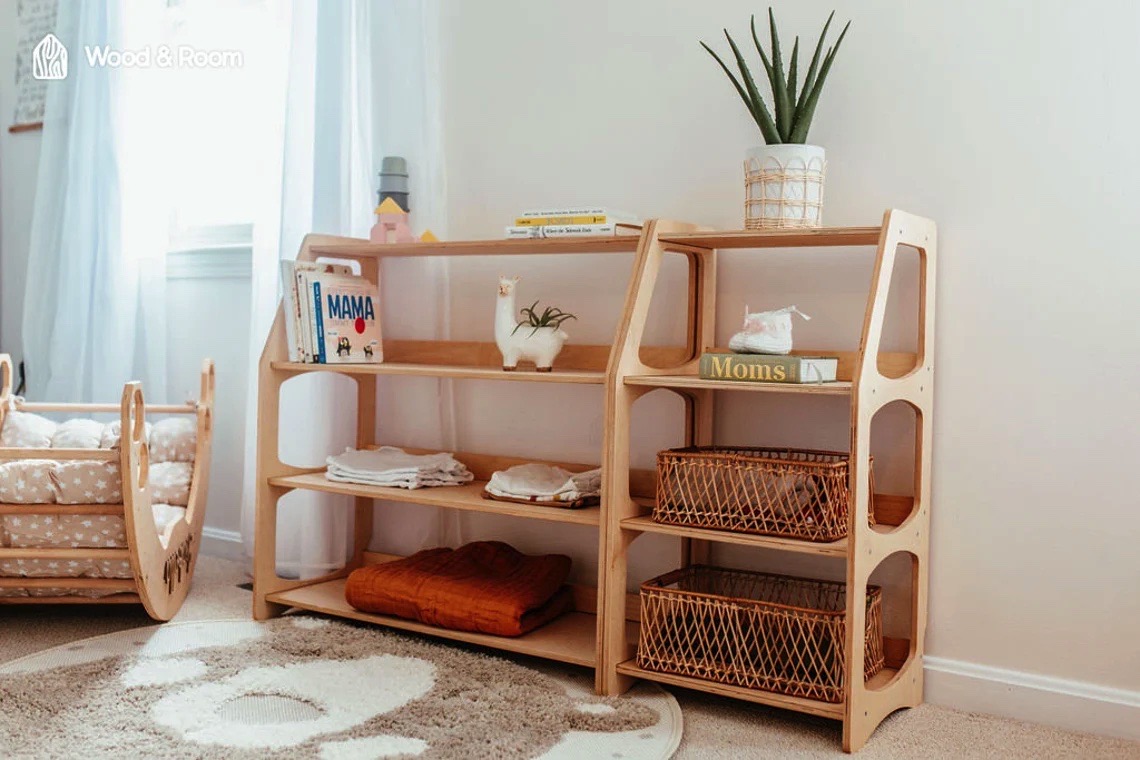 Estante decorativa de madeira clara com livros, cestos de vime e planta em vaso