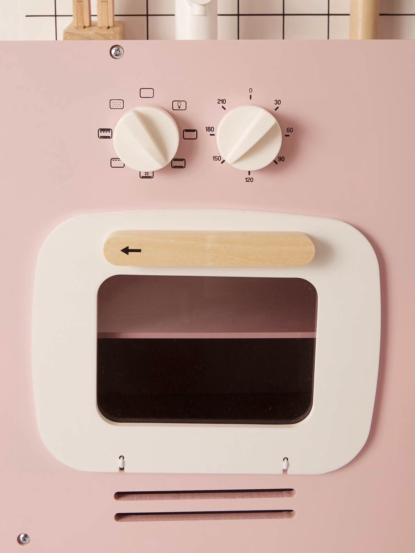 Forno rosa com porta branca, puxador de madeira e botões de controle