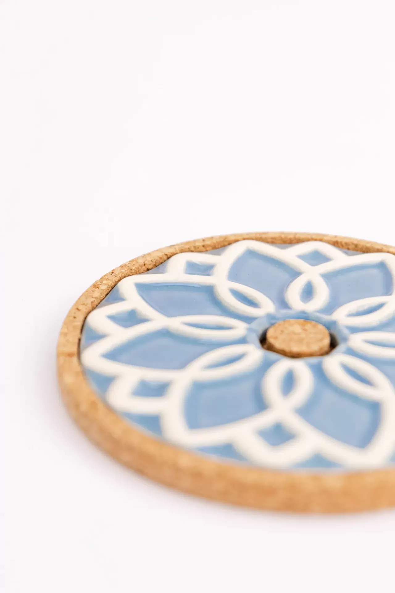 Suporte redondo para copos em cortiça com cerâmica azul decorada