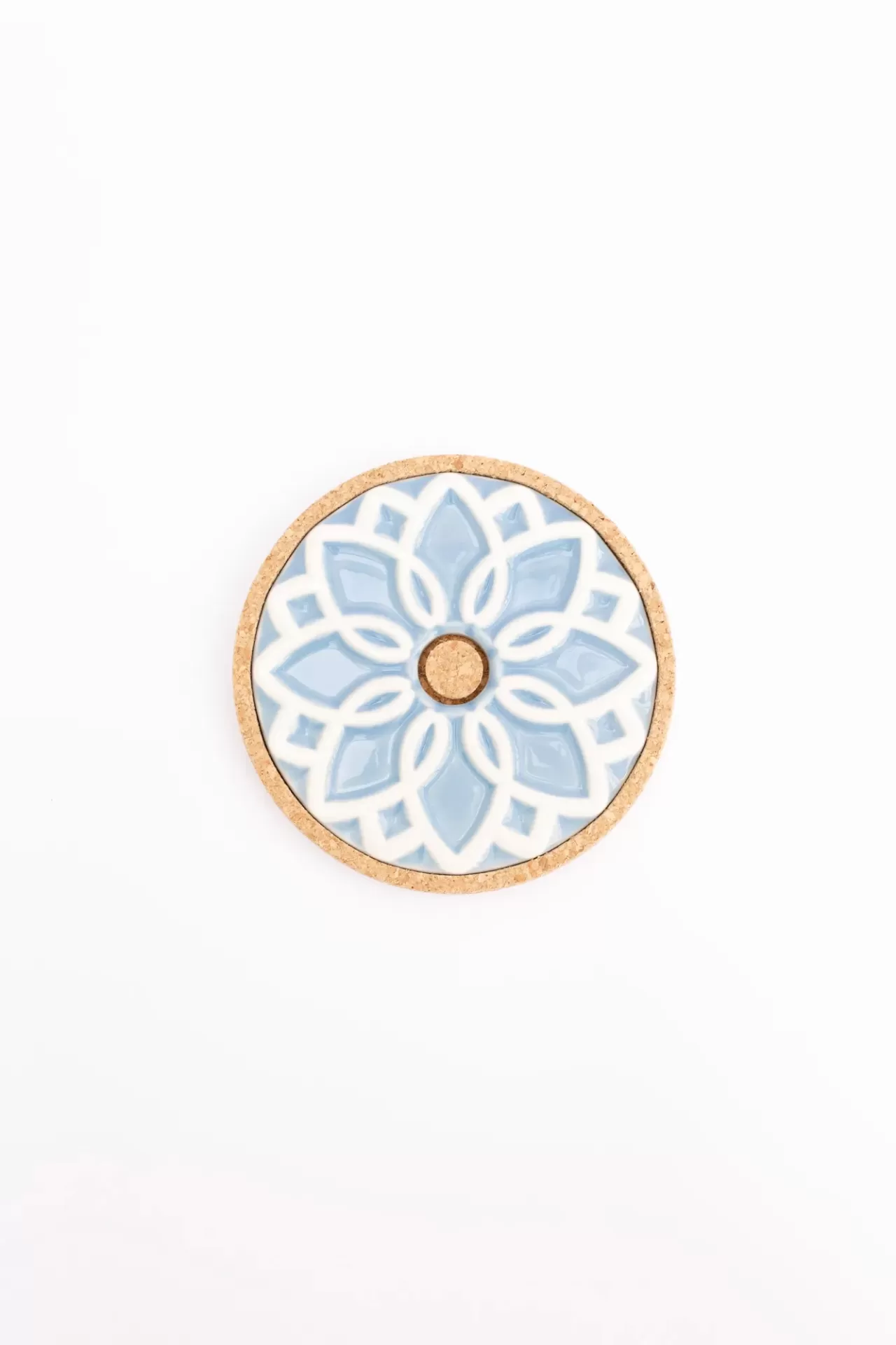 Descanso de copos redondo com padrão floral azul claro e branco em base de cortiça