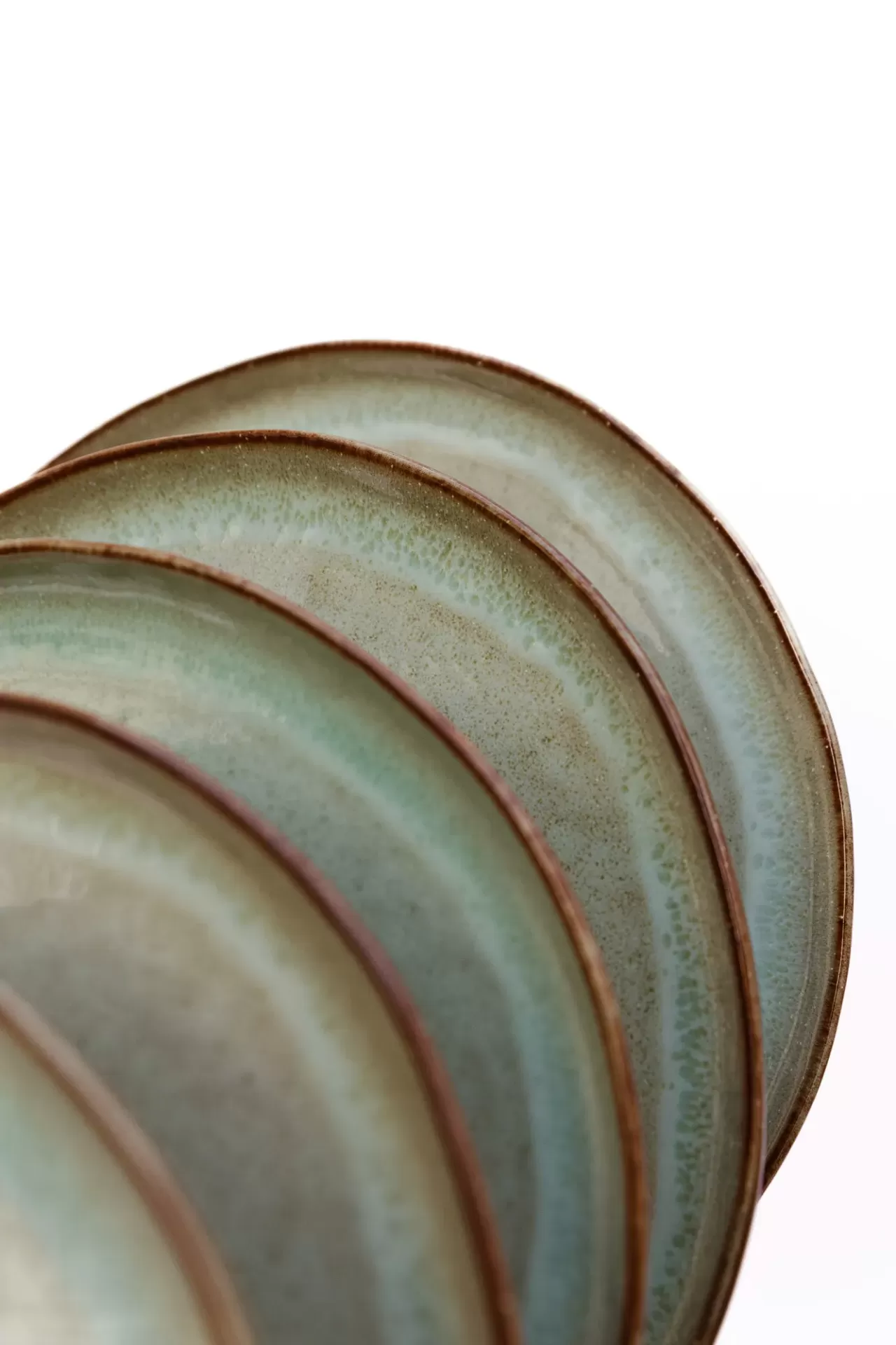 Conjunto de pratos de cerâmica azul esverdeados com bordas castanhas