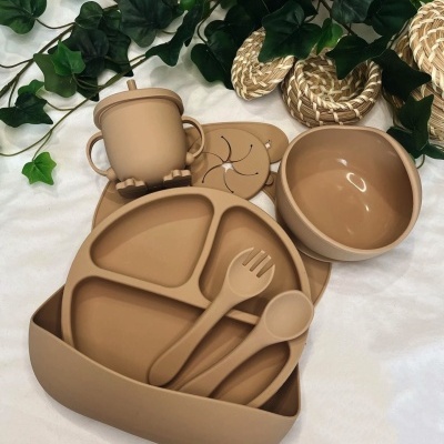 Conjunto de alimentação infantil em silicone castanho com prato dividido, talheres, taça, copo e porta-copos