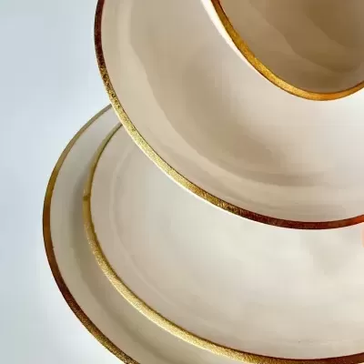 Conjunto de pratos brancos com borda dourada