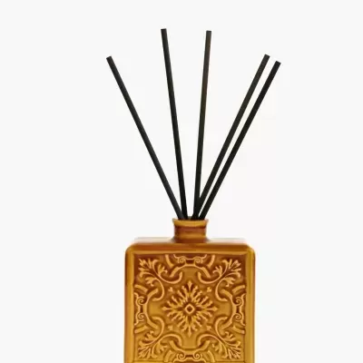Difusor de ambiente com recipiente de cerâmica castanha decorado e varetas pretas