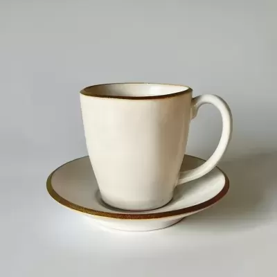 Chávena e prato em cerâmica branca com borda dourada