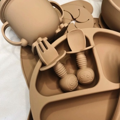 Conjunto de alimentação infantil em silicone cor bege com copo, talheres, prato e tapete