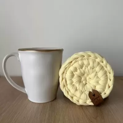 Caneca branca com bordo dourado e suporte trançado amarelo