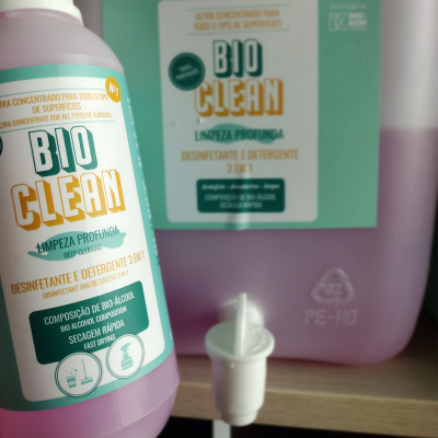 Garrafa plástica roxa de desinfetante Bio Clean com rótulo branco, verde e amarelo