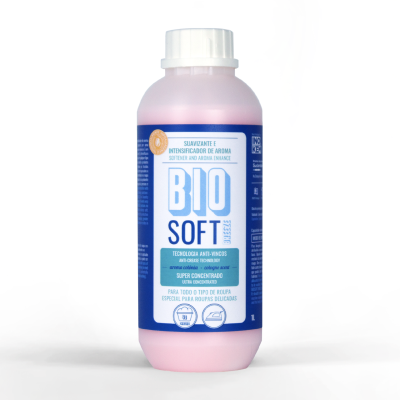 Frasco rosa de amaciante Bio Soft com rótulo azul e branco
