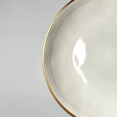 Prato branco de cerâmica com rebordo dourado