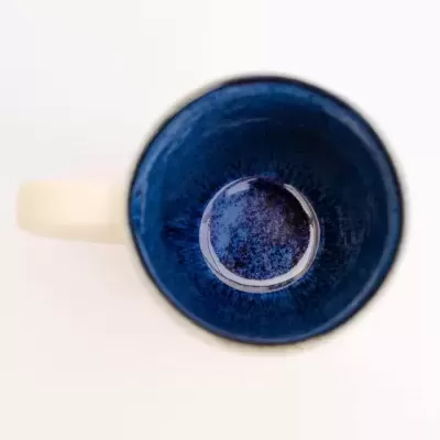 Caneca azul escura e creme vista de cima