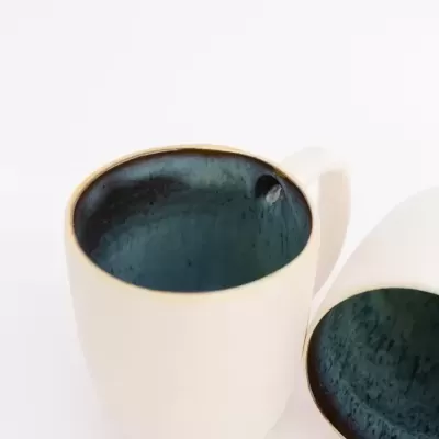 Caneca de cerâmica branca com interior azul escuro