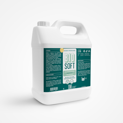 Frasco plástico branco com rótulo verde com texto BIO SOFT