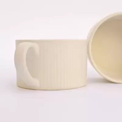 Duas chávenas de cerâmica creme com textura de linhas verticais